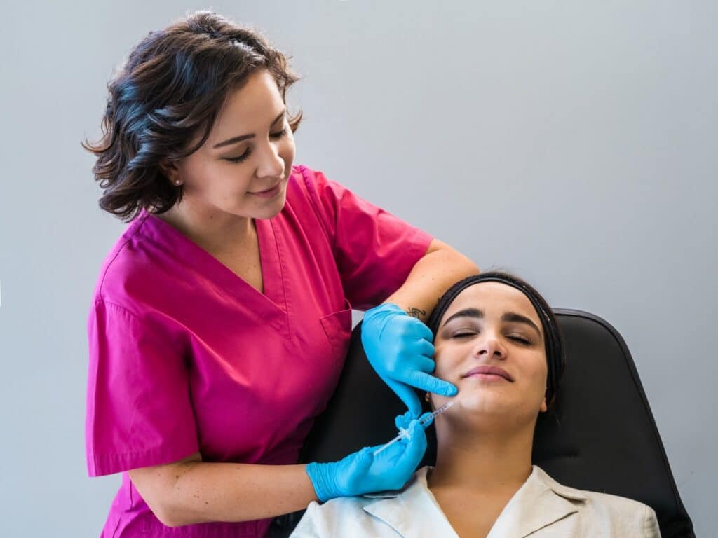 Estetica: la combinazione di tecniche all'avanguardia e di un'equipe altamente specializzata assicura che ogni paziente riceva un trattamento personalizzato, volto a soddisfare le sue esigenze specifiche e a migliorare la sua autostima e fiducia in se stesso.