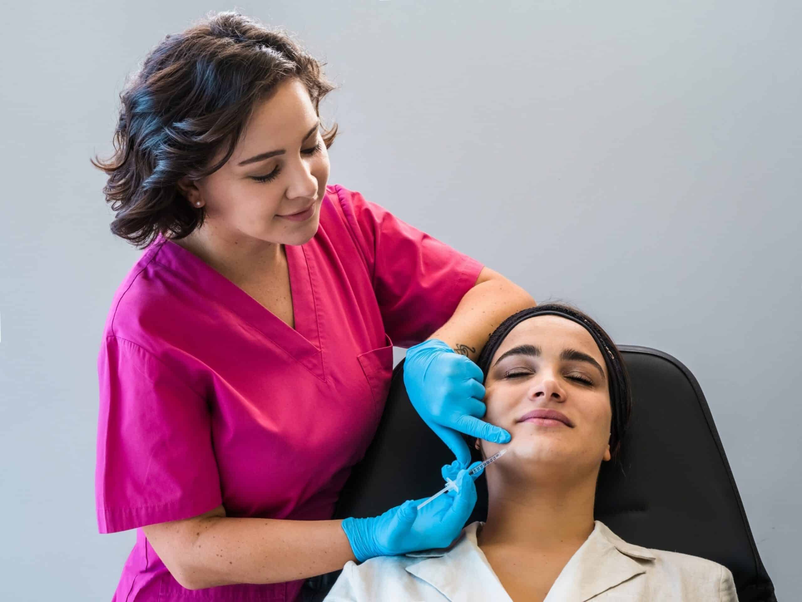 Estetica: la combinazione di tecniche all'avanguardia e di un'equipe altamente specializzata assicura che ogni paziente riceva un trattamento personalizzato, volto a soddisfare le sue esigenze specifiche e a migliorare la sua autostima e fiducia in se stesso.