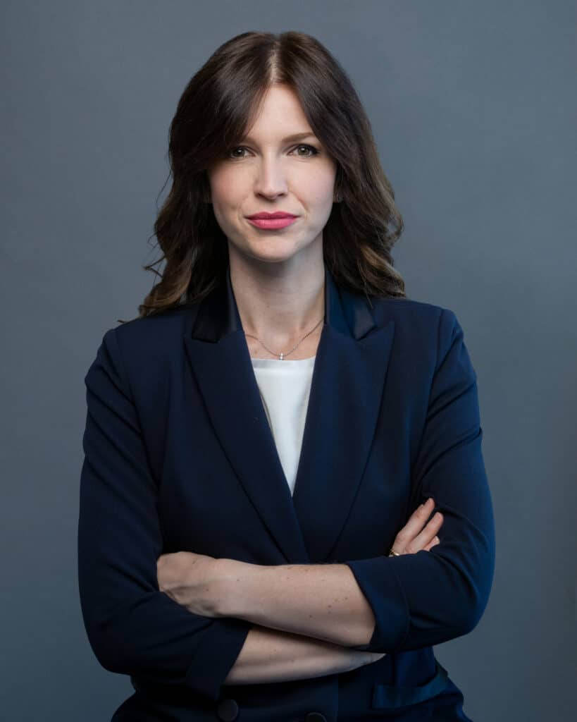 Immagine di Elisa, la segretaria della Butera Clinic, con un'espressione professionale e accogliente, pronta a gestire con efficienza le attività amministrative e a supportare i pazienti.