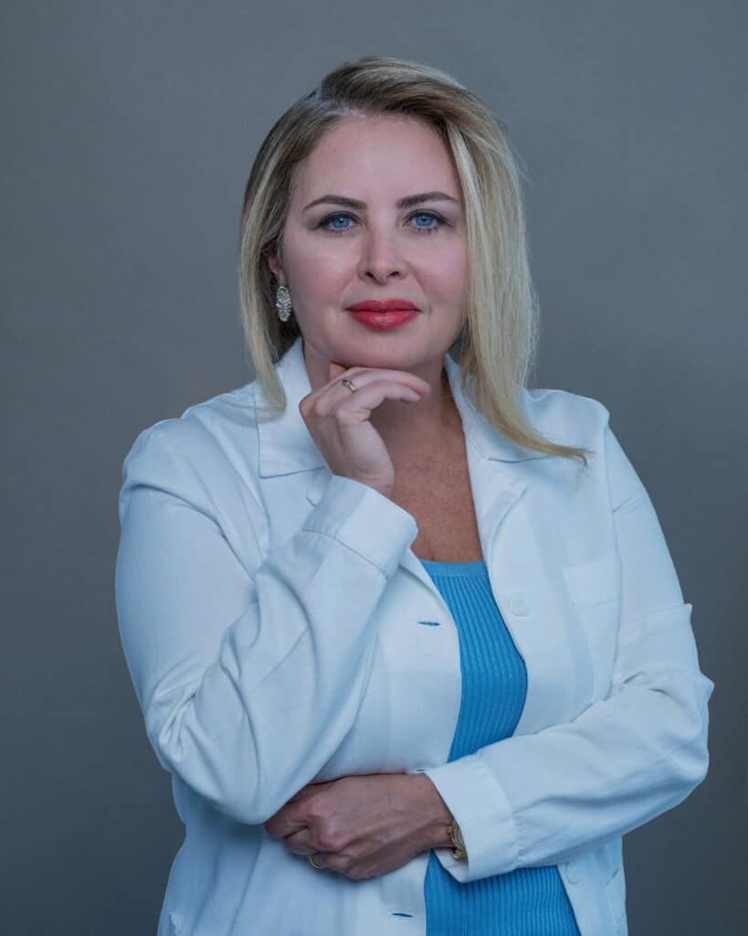 Immagine della Dott.ssa Facanha, medico estetico e odontoiatra della Butera Clinic, con un sorriso professionale e sicuro, pronta a offrire trattamenti estetici e odontoiatrici di alta qualità.
