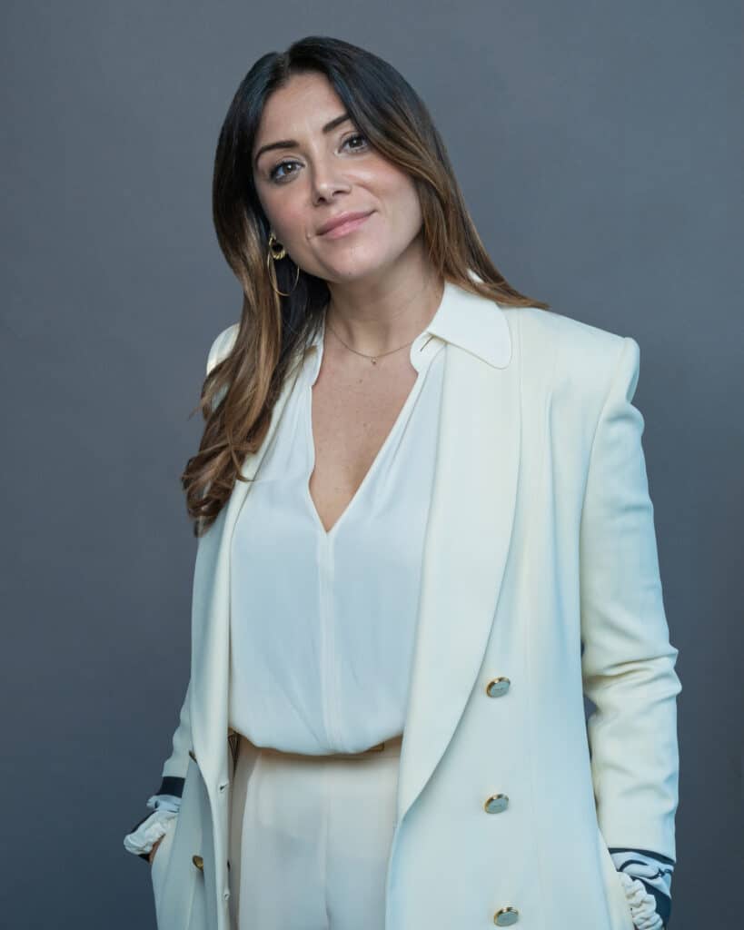Immagine della psicologa della Butera Clinic, sorridente e sicura, pronta a offrire supporto psicologico personalizzato in un ambiente accogliente e professionale.
