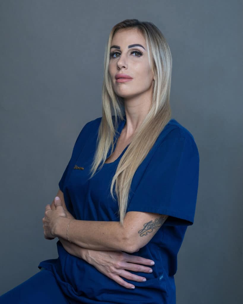 Immagine di una delle professioniste della Butera Clinic, con un'espressione sicura e accogliente, pronta a offrire trattamenti estetici e dermatologici con attenzione e precisione.