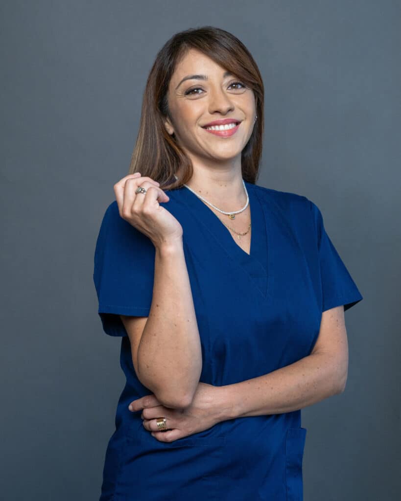 Immagine di una delle professioniste della Butera Clinic, sorridente e professionale, con abbigliamento sanitario, pronta a prendersi cura dei pazienti con competenza e dedizione.