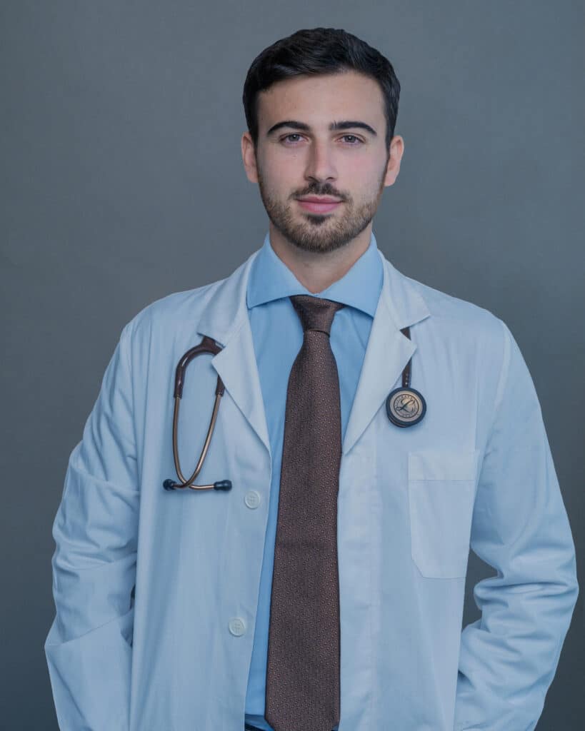 Immagine del Dott. Tedesco, medico chirurgo della Butera Clinic, con un'espressione professionale e sicura, pronto a offrire trattamenti chirurgici di alta qualità con precisione e attenzione al paziente.